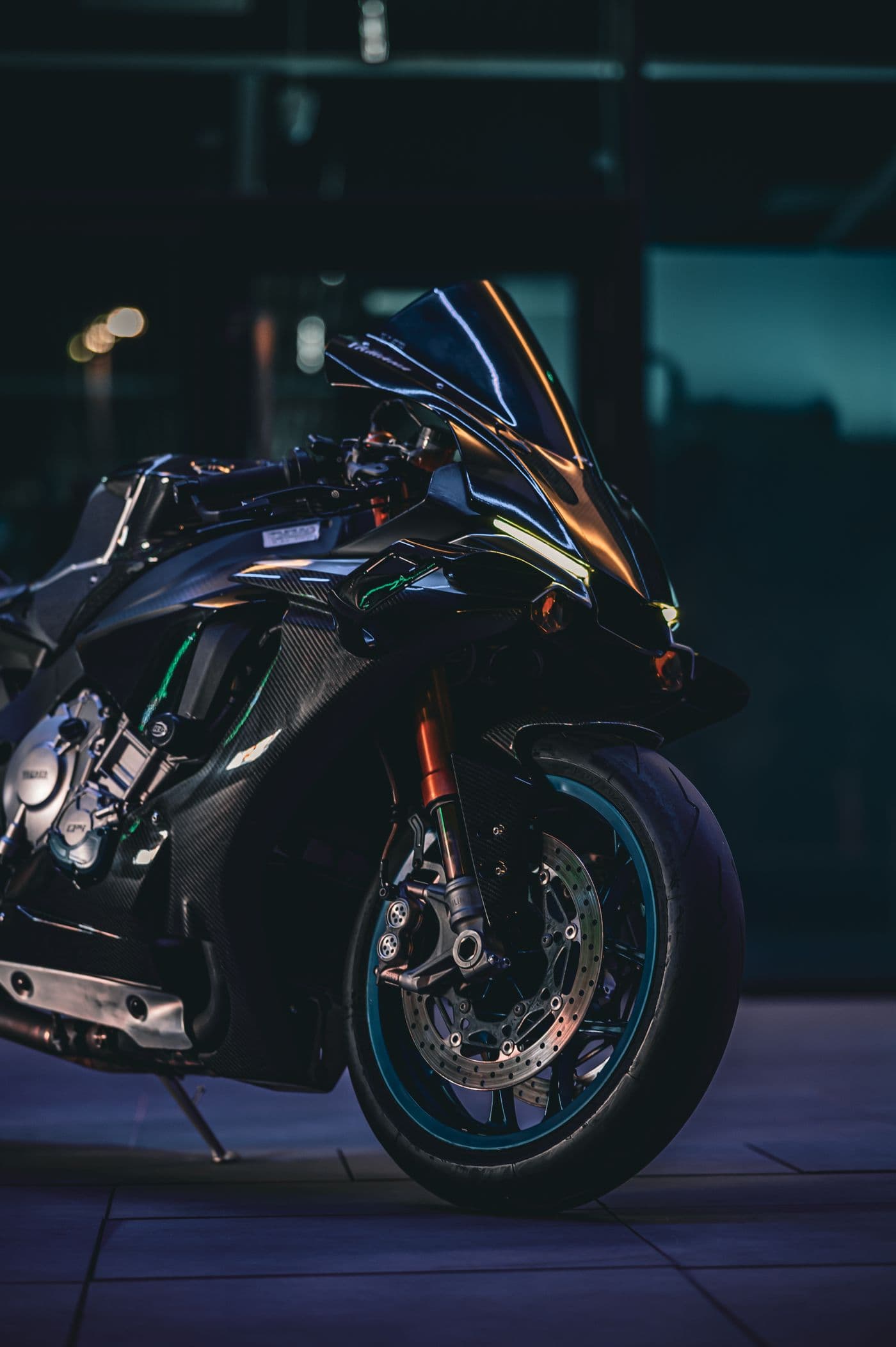 Moto de sport haut de gamme photographiée au crépuscule